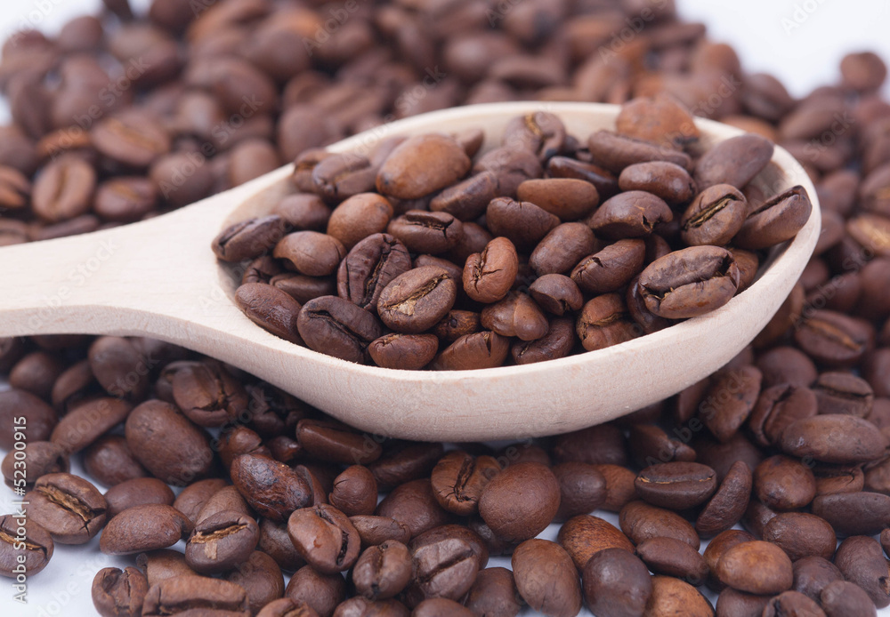 Naklejka premium Coffee beans in the spoon