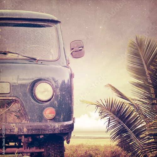 Obraz oldschoolowy samochód z tropikalnymi liśćmi