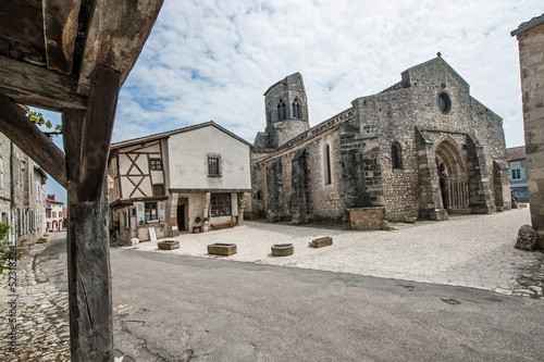 Eglise St-Jean-Batiste de Charroux (03) photo