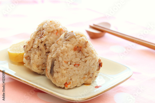 炊き込みご飯のおにぎり