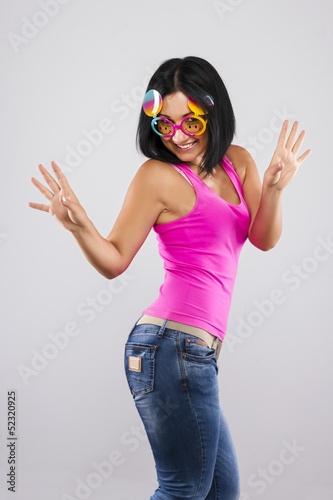 Кокетливая девушка.