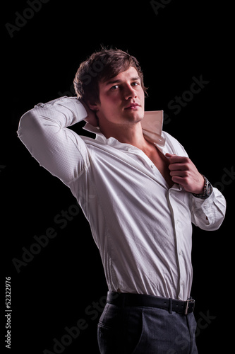 Fotografie man getting dressed