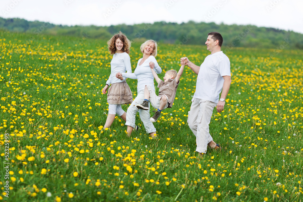 glückliche familie geht über ein blumenwiese glückliche familie geht über ein blumenwiese