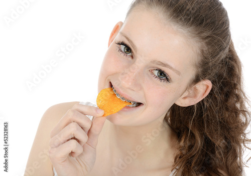 Sch  lerin isst Chips