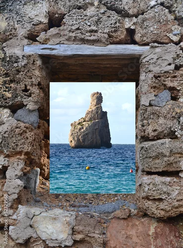 Fototapeta Widok Cala Benirrás na Ibizie przez okno