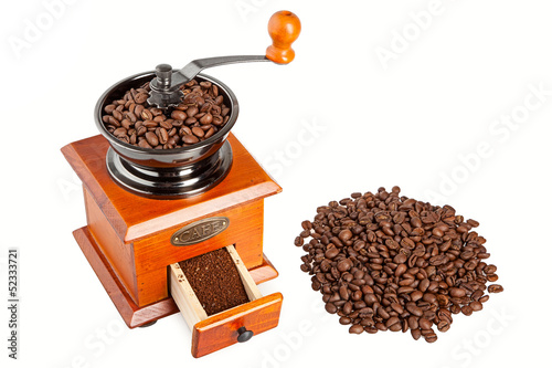 Coffee grinder with coffee grains