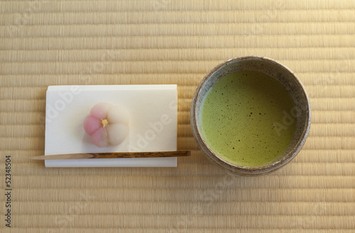 茶道で使う和菓子と抹茶茶碗を日本の畳の上に置く