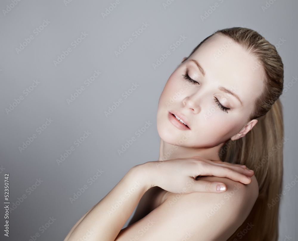 Naklejka premium Portrait of a beautiful female model on white background