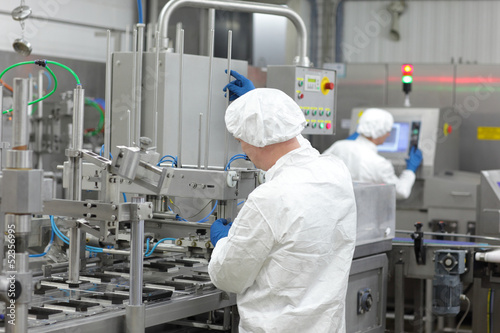 Foto two workers at production line in plant