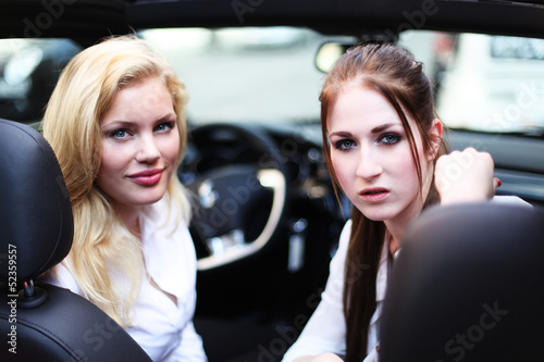 attraktive Frauen im Auto