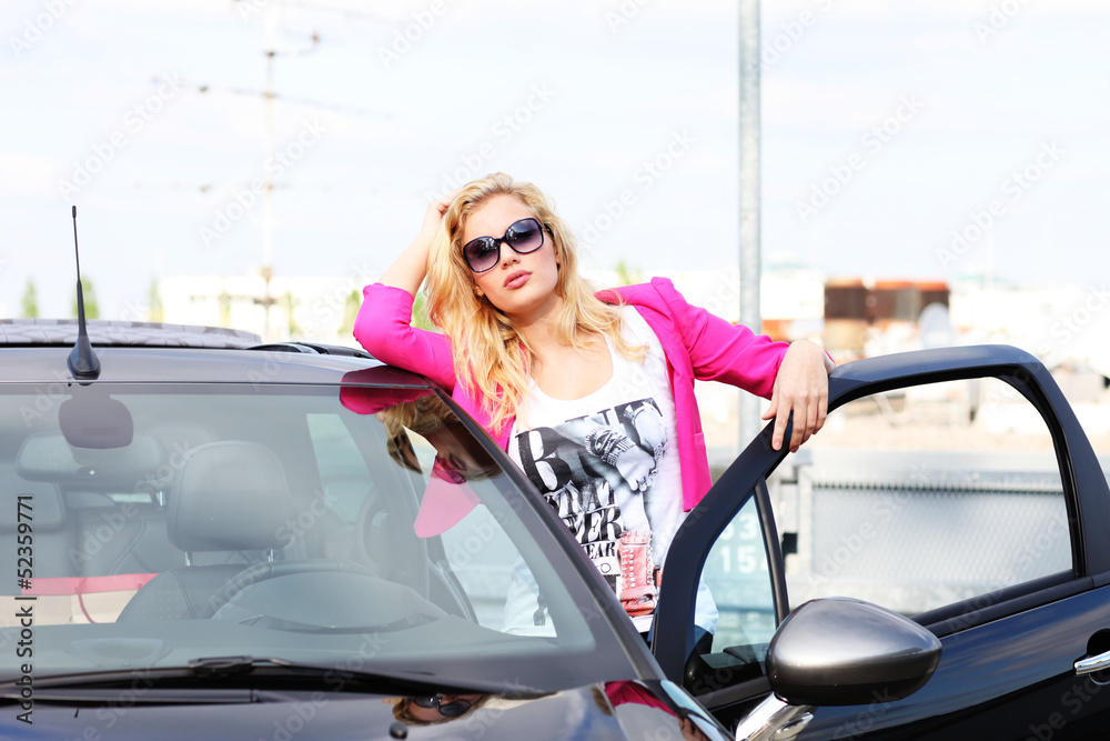 attraktive Frau an ihrem Auto