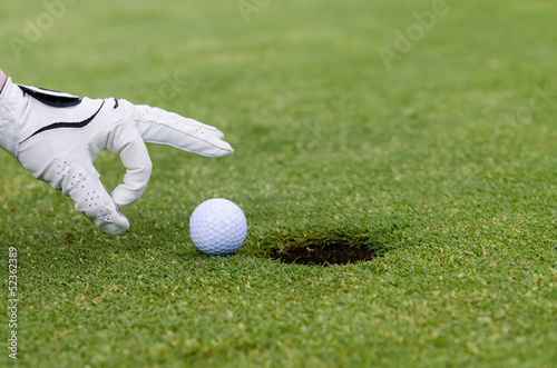 golfball vor dem loch