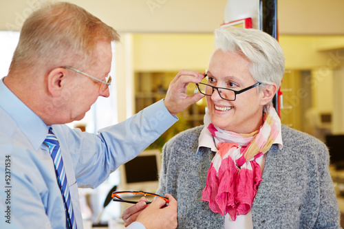 Augenoptiker bei Beratung photo