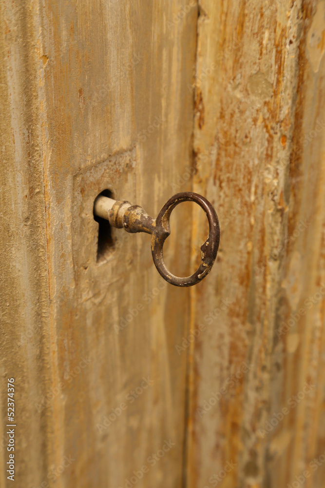 serrure ancienne sur porte de bois serrure ancienne sur porte de bois