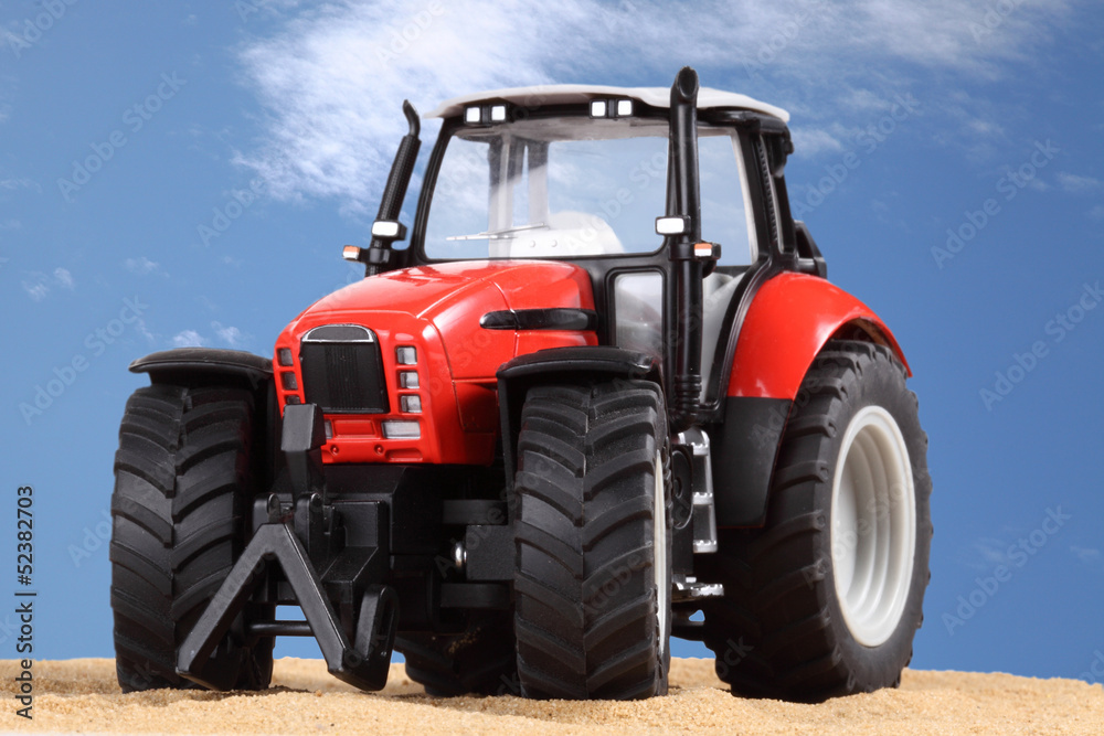 roter Traktor 2 Stock Photo | Adobe Stock