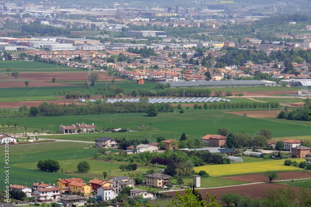 pianura padana in veneto with the citizens ' houses and fields a