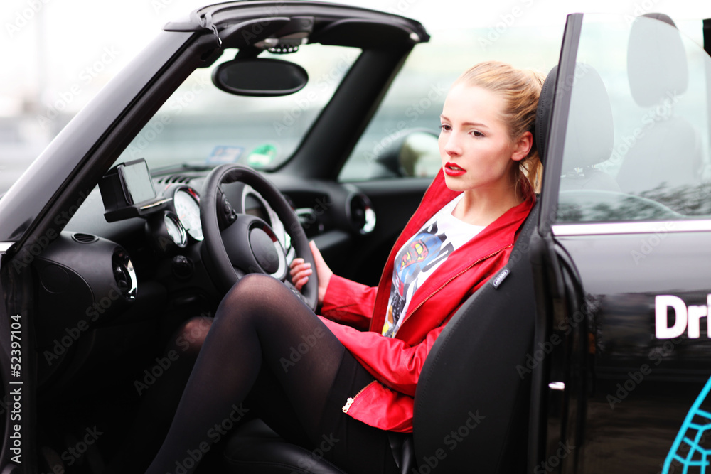 attraktive Frau im Auto