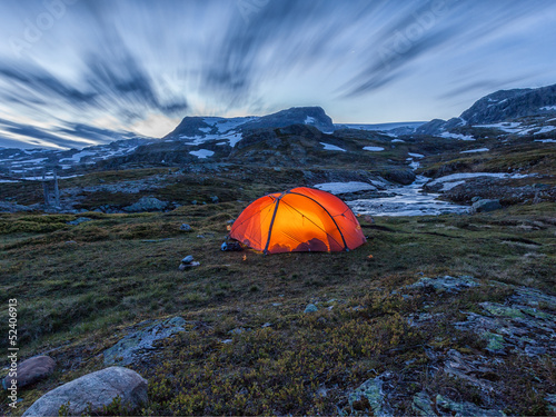 Beleuchtetes Zelt in der Nacht in Norwegen