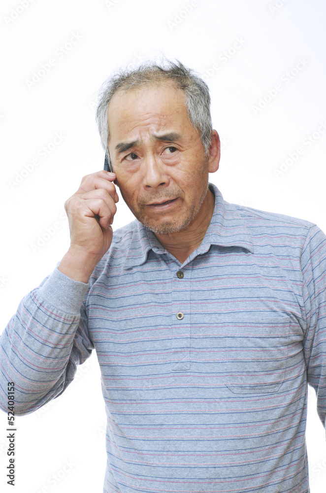 携帯電話を利用する男性