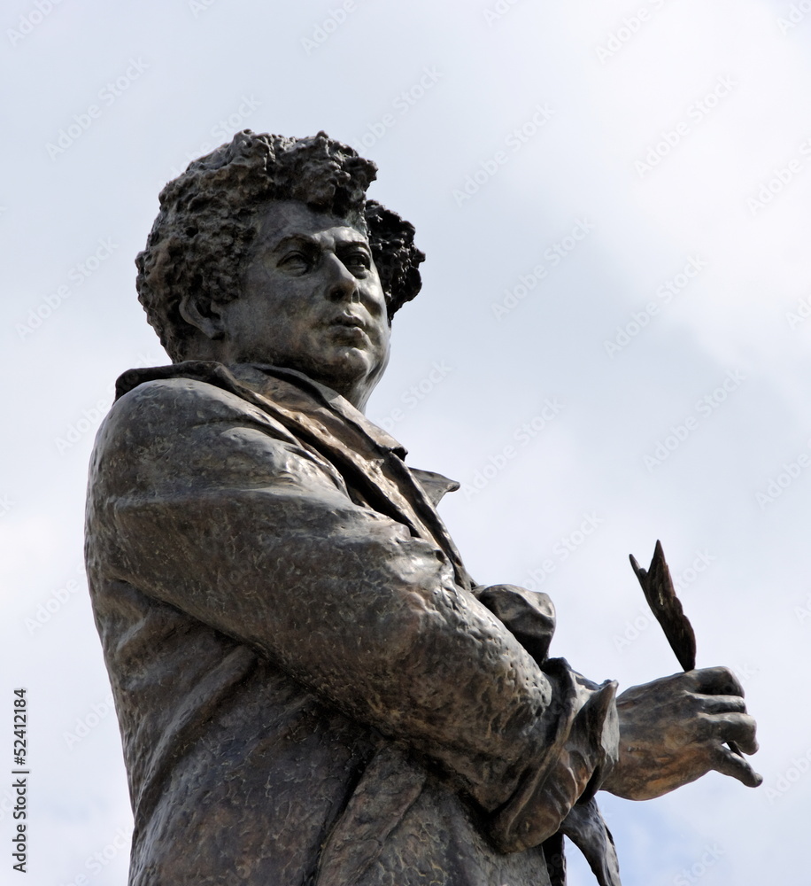 Alexandre Dumas en buste.