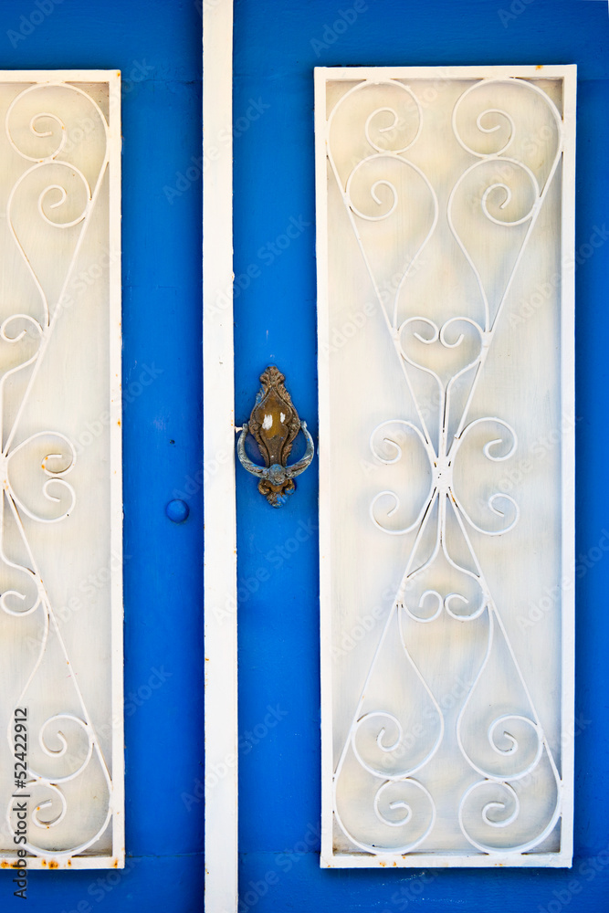 Porte bleue et blanche dans un village grec Porte bleue et blanche dans un village grec