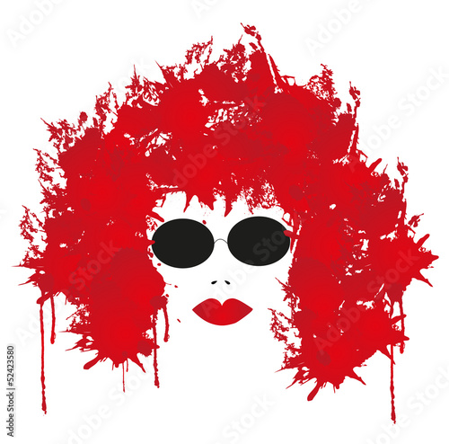 volto di donna con occhiali da sole e macchie di colore rosso