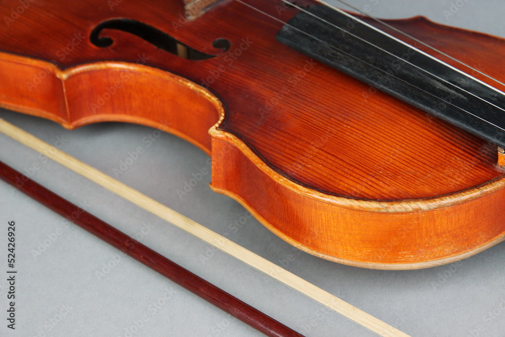 Obraz premium Classical violin on grey background