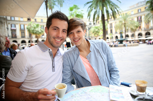 Canvas Print Couple in Barcelona sitting at restaurant table in Plaza Real
