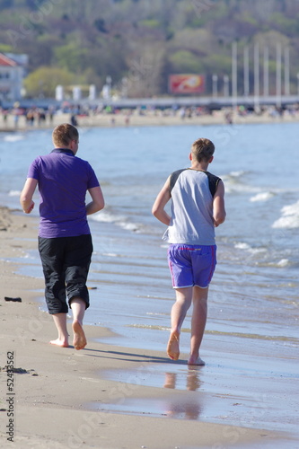 Dwaj chłopcy biegnący plażą Sopot photo