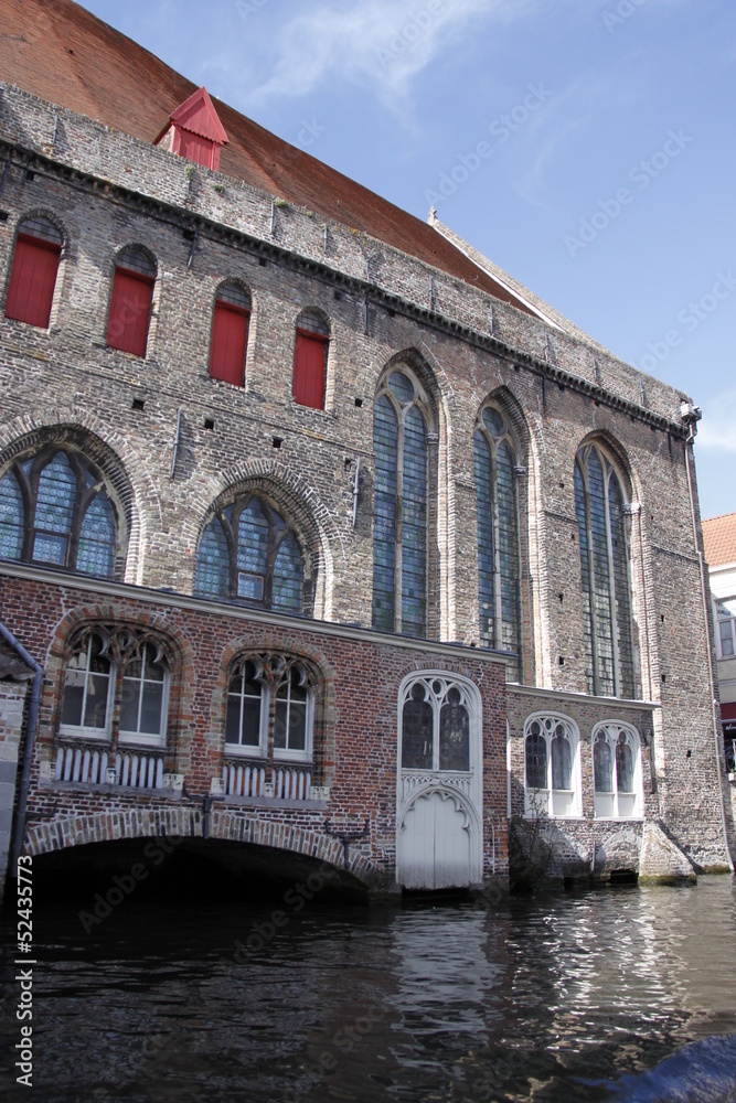 Couvent sur un canal à Bruges, Belgique	