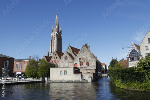 Eglise Notre Dame sur un canal à Bruges, Belgique