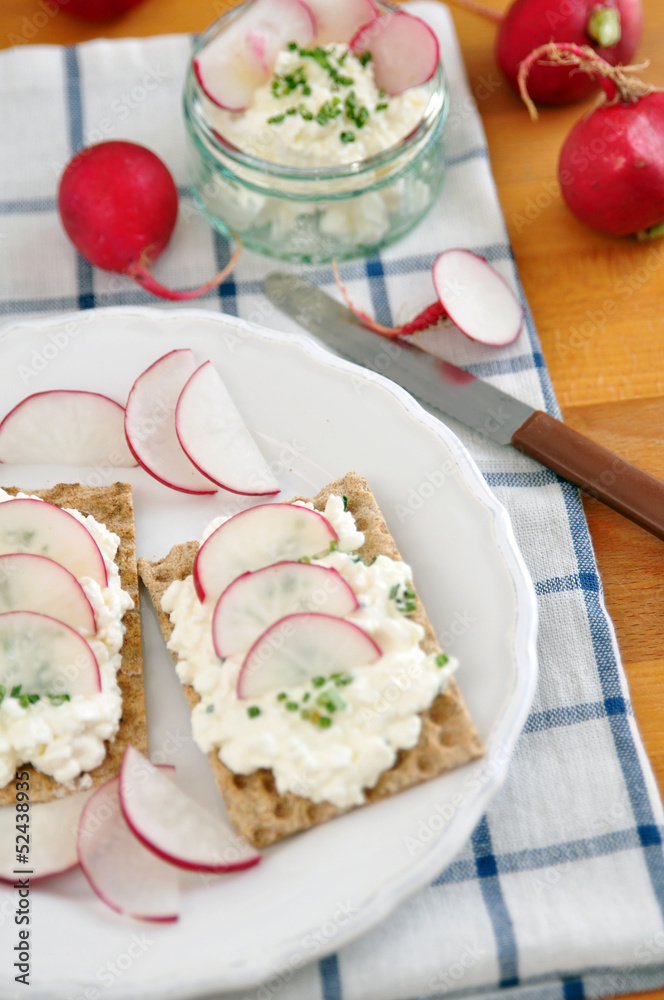 Knäckebrot mit Frischkäse und Radieschen Knäckebrot mit Frischkäse und Radieschen
