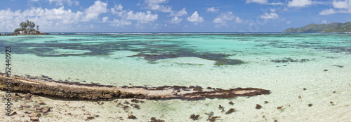 Anse Royale aux Seychelles à marée basse
