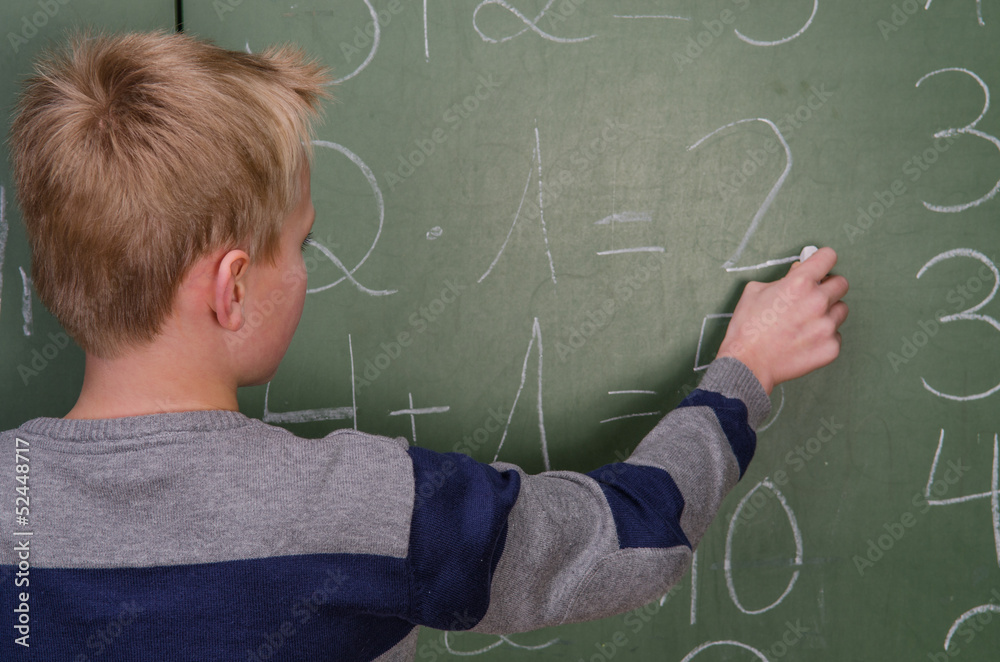 schüler rechnet an der tafel