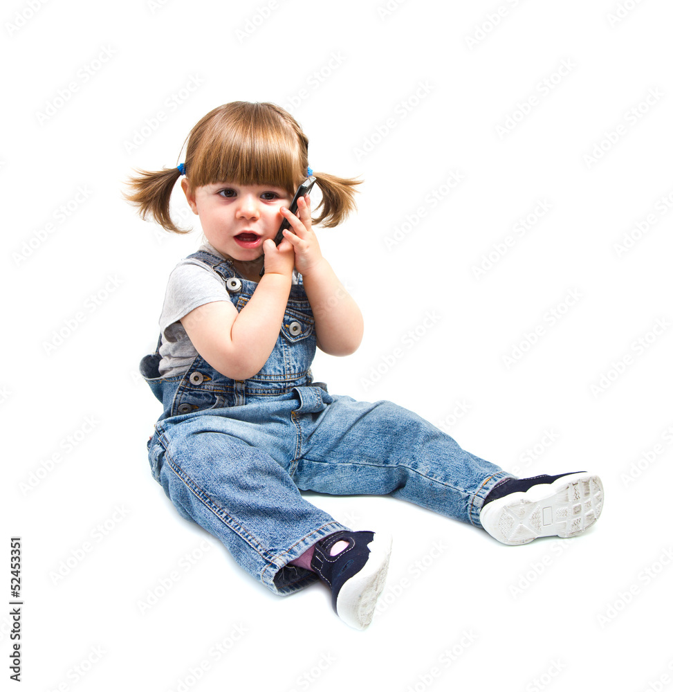 bambina che parla al cellulare bambina che parla al cellulare