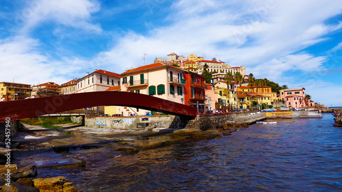 Imperia, Italien, Brücke und Häuser