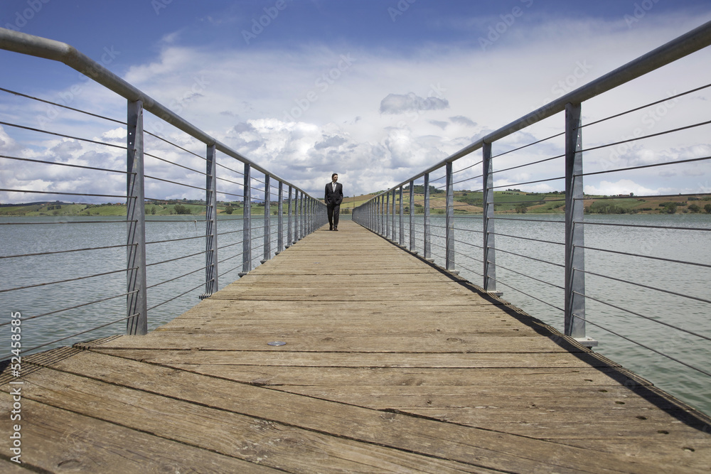 Fototapeta premium Uomo in pontile