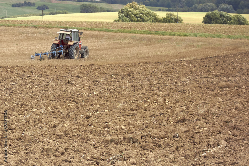 Fototapeta premium Traktor bei der Feldbestellung im Herbst