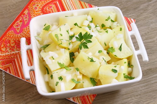 Ensalada de patata llamada patatas aliñadas