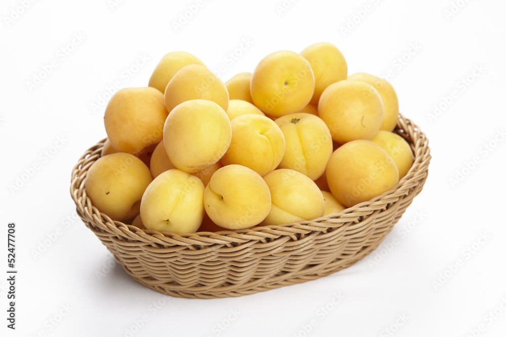 Korb mit Aprikosen Korb mit Aprikosen