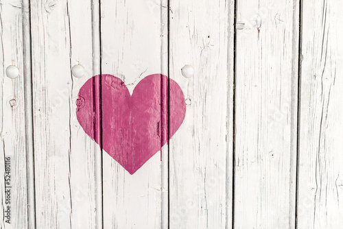 Coeur sur porte en bois