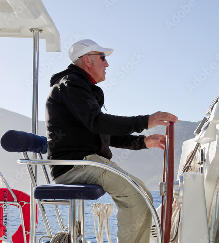 Foto Der Kapitän auf seinem Segelboot