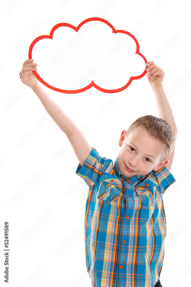 Witziger kleiner Junge mit einem Schild isoliert Witziger kleiner Junge mit einem Schild isoliert