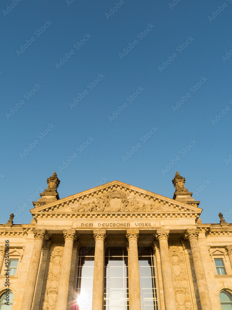 Fototapeta premium Berliner Reichstag mit Textfreiraum