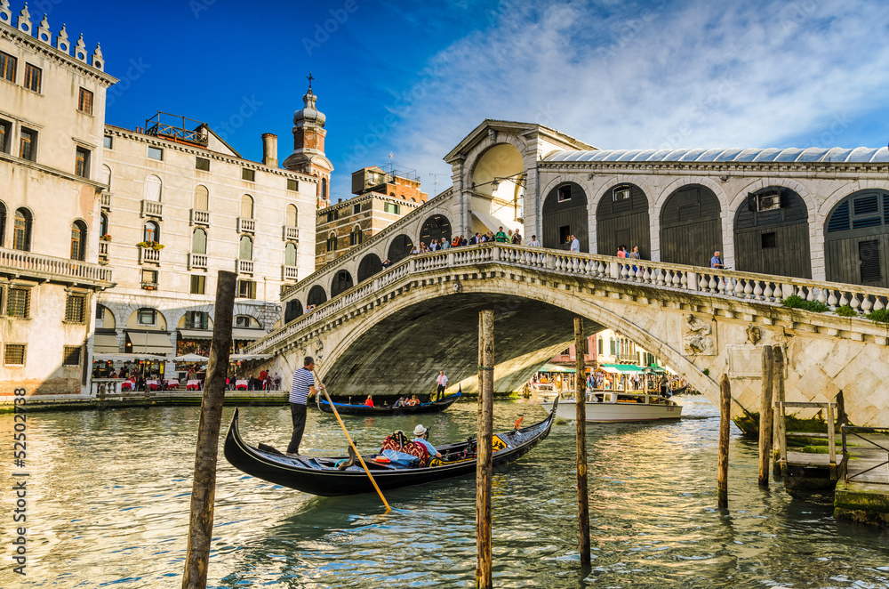 Fototapeta premium Gondola przy moście Rialto w Wenecji, Włochy