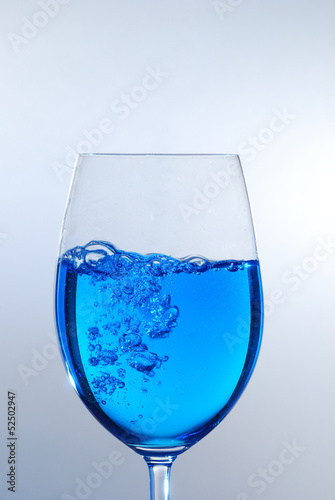 blaue fluessigkeit im glas