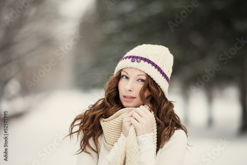 Молодая красивая женщина с зимней оджеде