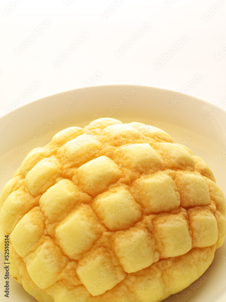 白い皿とメロンパン 白い皿とメロンパン