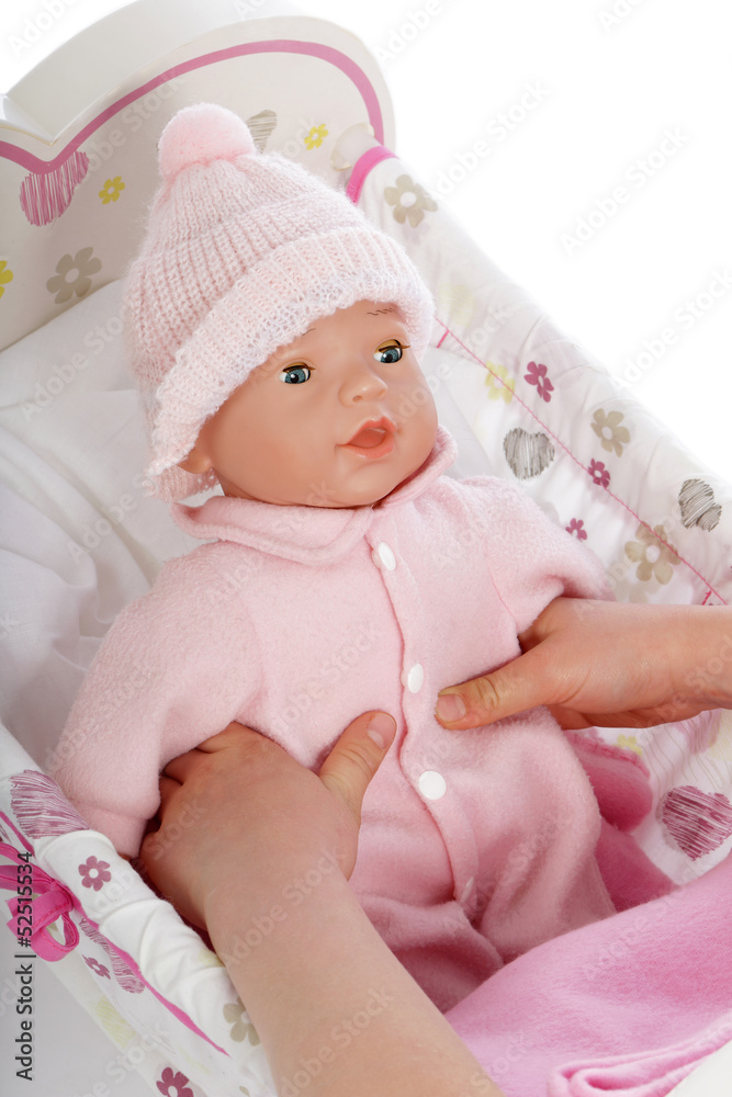 enfant fille jouant avec poupée enfant fille jouant avec poupée