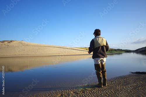 pêcheur à l'embouchure du courant d'huchet - landes